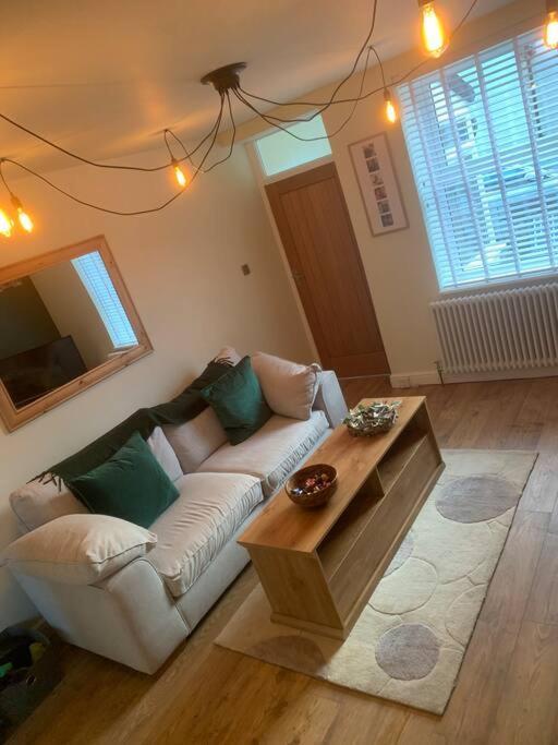 Quaint 1 Bedroom Cottage In Pudsey, Leeds エクステリア 写真